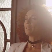 Le texte musical SHE BRINGS THE RAIN de NATALIA DRUYTS est également présent dans l'album In my blood (2016)