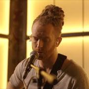 Le texte musical BREAK de NEWTON FAULKNER est également présent dans l'album Human love (2015)