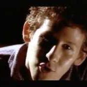 Le texte musical 10 FEET TALL de BEN LEE est également présent dans l'album Breathing tornados (1998)