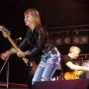 Le texte musical SHE KNOWS de SUZI QUATRO est également présent dans l'album Main attraction (1983)