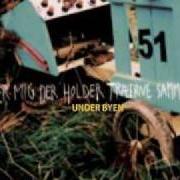 Le texte musical DET ER MIG DER HOLDER TRÆERNE SAMMEN de UNDER BYEN est également présent dans l'album Det er mig der holder traeerne sammen (2002)