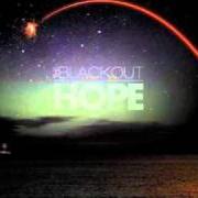 Le texte musical YOU'RE NOT ALONE de THE BLACKOUT est également présent dans l'album Hope (2011)