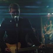 Le texte musical DARK PLACES de THE GASLIGHT ANTHEM est également présent dans l'album Get hurt (2014)