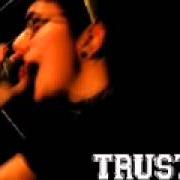 Le texte musical ESPALDA CON ESPALDA de TRUST est également présent dans l'album Demo (2004)