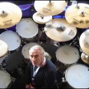 Le texte musical TALL STORIES de BILL WARD est également présent dans l'album Along the way (1990)