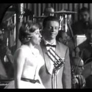 Le texte musical UNA MARCIA IN FA de JOHNNY DORELLI & BETTY CURTIS & GINO LATILLA & CLAUDIO VILLA est également présent dans l'album Sanremo