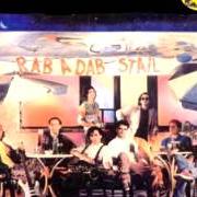 Le texte musical HASTA QUE TODO SE DERRUMBE de LOS PERICOS est également présent dans l'album Rab a dab stail (1990)