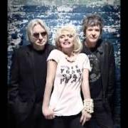 Le texte musical LOVE DOESN'T FRIGHTEN ME de BLONDIE est également présent dans l'album Panic of girls (2011)