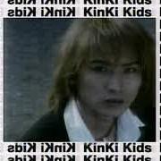 Le texte musical BOKU NO SENAKA NI HANE GA ARU de KINKI KIDS est également présent dans l'album E album (2001)