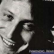 Le texte musical EINEN BRAUCHT DER MENSCH ZUM TRETEN de KONSTANTIN WECKER est également présent dans l'album Inwendig warm (1984)