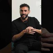 Le texte musical FIORI D'ORGOGLIO de MARCO MENGONI est également présent dans l'album Materia (prisma) (2023)