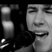 Le texte musical STRONGER (BACK ON THE GROUND) de NICK JONAS est également présent dans l'album Who i am (2010)