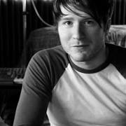 Le texte musical THE HONEY AND THE BEE de OWL CITY est également présent dans l'album All things bright and beautiful (2011)