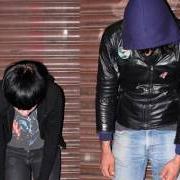 Le texte musical PLAGUE de CRYSTAL CASTLES est également présent dans l'album (iii) (2012)