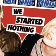 Le texte musical IMPACILLA CARPISUNG de THE TING TINGS est également présent dans l'album We started nothing (2008)