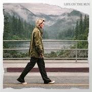 Le texte musical LIFE ON THE RUN de BRANDI CARLILE est également présent dans l'album Life on the run (2026)