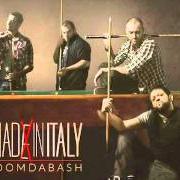 Le texte musical MONKEY TOWN de BOOMDABASH est également présent dans l'album Mad