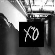 Le texte musical XO / THE HOST de THE WEEKND est également présent dans l'album Trilogy (2012)