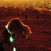 Le texte musical SUNS IRRUPT de NEON INDIAN est également présent dans l'album Era extraña