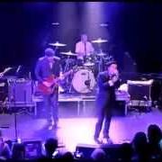 Le texte musical BEHOLD THE HURRICANE de THE HORRIBLE CROWES est également présent dans l'album Live at the troubadour (2013)