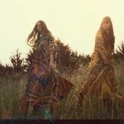 Le texte musical KING OF THE WORLD de FIRST AID KIT est également présent dans l'album The lion's roar (2012)