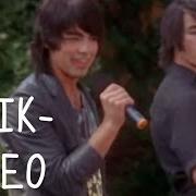 Le texte musical WHAT IT TAKES de CAMP ROCK est également présent dans l'album Camp rock (2008)