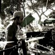Le texte musical NUMBER ONE de MANU KATCHÉ est également présent dans l'album Neighbourhood (2005)