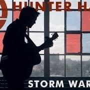 Le texte musical LOVE MAKES ME de HUNTER HAYES est également présent dans l'album Storm warning