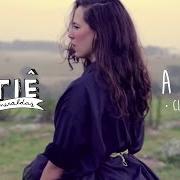 Le texte musical A NOITE (REMIX) VERSÃO 2 de TIÊ est également présent dans l'album A noite (2015)