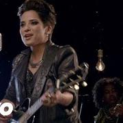 Le texte musical HOLD ME DARLIN de VICCI MARTINEZ est également présent dans l'album Vicci (2012)