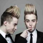 Le texte musical GHOSTBUSTERS de JEDWARD est également présent dans l'album Planet jedward (2010)