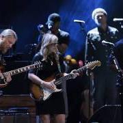 Le texte musical THESE WALLS de TEDESCHI TRUCKS BAND est également présent dans l'album Live from the fox oakland (2017)