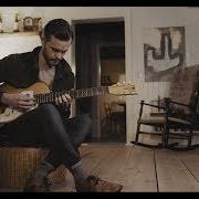 Le texte musical SOMEWHERE IN THE MOUNTAINS, SOMEWHERE IN NEW YORK de THE TALLEST MAN ON EARTH est également présent dans l'album When the bird sees the solid ground (2018)