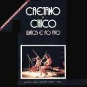 Le texte musical ATRÁS DA PORTA de CAETANO VELOSO est également présent dans l'album Caetano e chico - juntos e ao vivo (1972)
