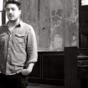 Le texte musical BROKEN CROWN de MUMFORD & SONS est également présent dans l'album Babel (2012)