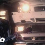 Le texte musical CHICKS, TRUCKS, AND BEER de TYLER FARR est également présent dans l'album Redneck crazy (2013)