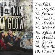Le texte musical WORLD IS ENDING de MATT & KIM est également présent dans l'album New glow (2015)