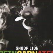 Le texte musical GET AWAY de SNOOP LION est également présent dans l'album Reincarnated (2013)