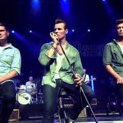 Le texte musical SHE HATES ME (LIVE) de THE BASEBALLS est également présent dans l'album Strings 'n' stripes (2011)