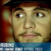 Le texte musical IL POSTINO (AMAMI UOMO) de RENZO RUBINO est également présent dans l'album Sanremo 2013
