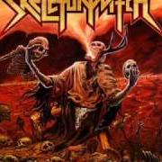 Le texte musical CRUSHED BEYOND DUST de SKELETONWITCH est également présent dans l'album Breathing the fire