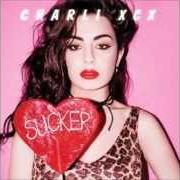 Le texte musical SUCKER de CHARLI XCX est également présent dans l'album Sucker (2014)