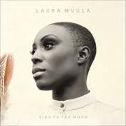 Le texte musical IS THERE ANYBODY OUT THERE? de LAURA MVULA est également présent dans l'album Sing to the moon (2013)
