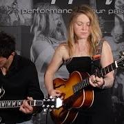 Le texte musical NOW THAT YOU'RE GONE de CRYSTAL BOWERSOX est également présent dans l'album Alive (2017)