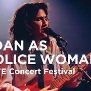 Le texte musical KISS de JOAN AS POLICE WOMAN est également présent dans l'album Cover two (2020)