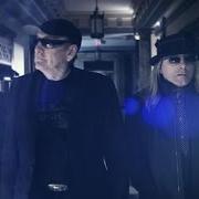 Le texte musical HEART ON THE LINE de CHEAP TRICK est également présent dans l'album Bang, zoom, crazy... hello (2016)