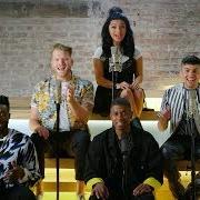 Le texte musical FEEL IT STILL de PENTATONIX est également présent dans l'album Ptx presents: top pop, vol. i (2018)