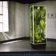 Le texte musical WHAT IS LIGHT? WHERE IS LAUGHTER? de TWIN ATLANTIC est également présent dans l'album Vivarium (2009)