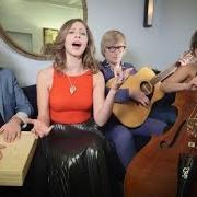 Le texte musical A COWGIRL LOVESONG de LAKE STREET DIVE est également présent dans l'album In this episode... (2007)