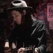 Le texte musical STEALING CARS de JAMES BAY est également présent dans l'album The dark of the morning (2014)